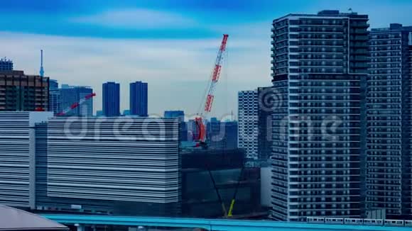 东京变焦大楼附近正在施工的起重机的延时视频的预览图