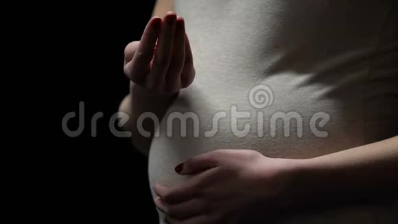 持有药物维生素和补充剂的孕妇视频的预览图