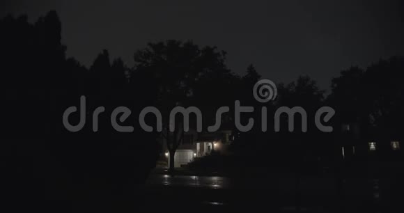 雷暴夜以继日的大雨和郊区的闪电视频的预览图