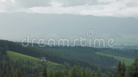 雾笼罩着奥地利阿尔卑斯山风景如画的草地和牧场视频的预览图