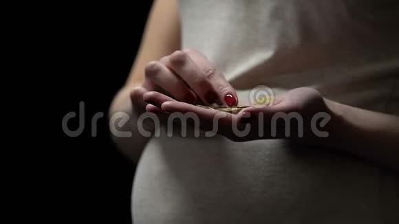 怀孕女孩数硬币社会帮助差昂贵的产前护理特写视频的预览图