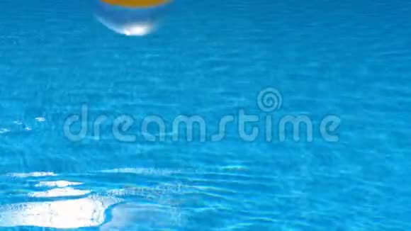沙滩球漂浮在游泳池里视频的预览图