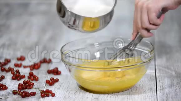 用蛋黄将热牛奶倒入碗中在家做奶油冻视频的预览图