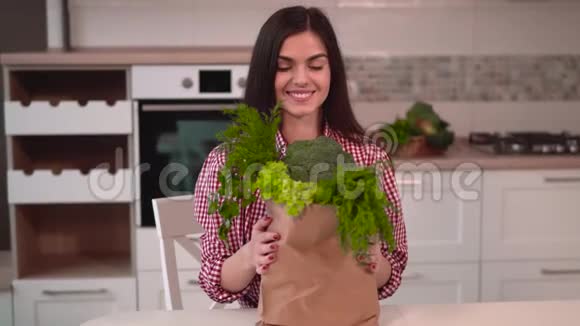 女孩拥抱包绿色食品视频的预览图