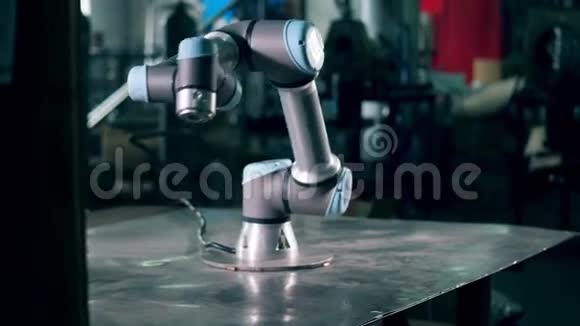 现代机器人在工厂工作在桌子上移动视频的预览图