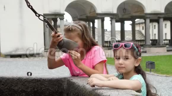 奥罗帕比利亚意大利2018年7月7日女孩从银桶中喝银色高山水从石头哥特式面具视频的预览图