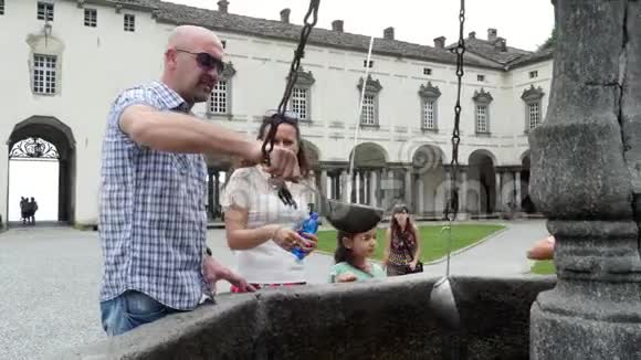 奥罗帕比利亚意大利2018年7月7日人们从银桶中喝银高山水从石哥特面具中喝水视频的预览图