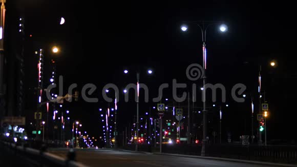 夜晚的城市灯光在巷道上库存录像夜晚的城市是美丽的霓虹灯在道路上城市的夏夜视频的预览图