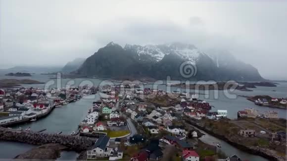 挪威足球场由蓝色的水和悬崖视频的预览图