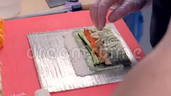 厨师用鸡肉黄瓜西红柿和青菜做面包做卷纸双手特写视频的预览图