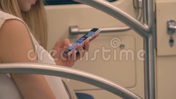 近距离接触年轻白人女性在地铁中使用智能手机应用视频的预览图