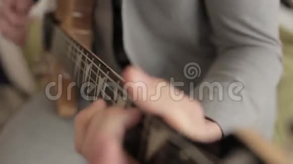 一个人弹吉他视频的预览图