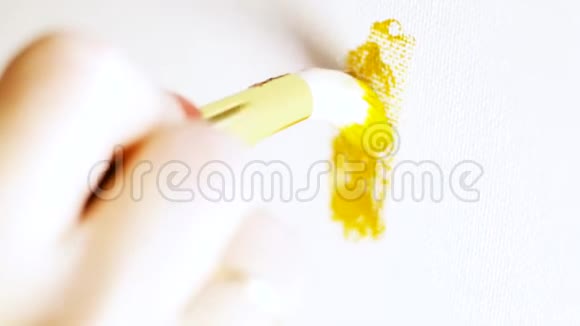 画家用白色大刷子用白色帆布上的橙色油画画线条行动视频的预览图
