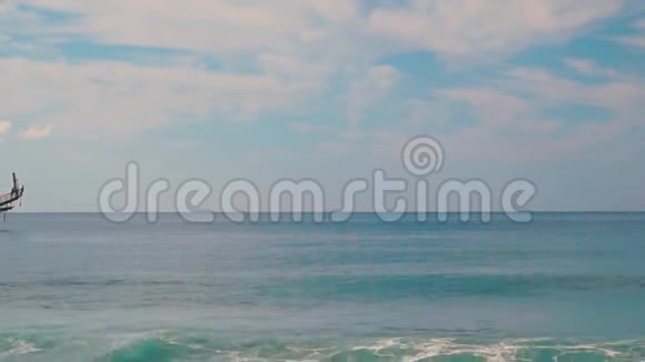 海滩轮船和度假者视频的预览图
