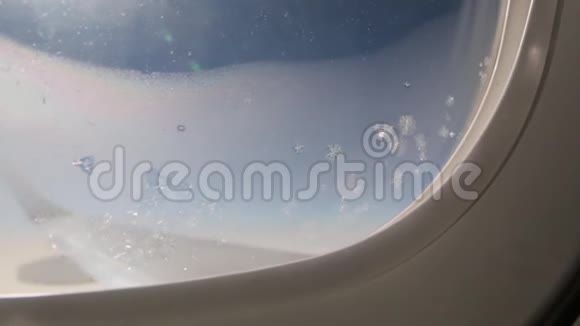 飞机窗户上的凝结水视频的预览图