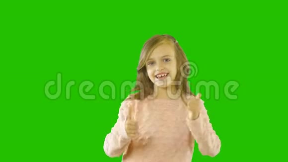 调皮的卷发小女孩看着镜头微笑着用双手向全班同学展示自己的情绪视频的预览图