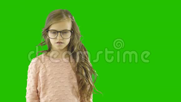 一个戴着大眼镜卷发的小女孩愤怒而严肃地看着镜头然后放下眼镜视频的预览图