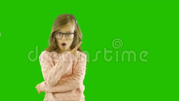 一个戴着大眼镜的卷发小女孩张开着嘴巴看着镜头露出了自己的表情视频的预览图
