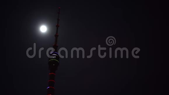 POV在公园里散步奥斯坦基诺电视塔的景色满月背景视频的预览图