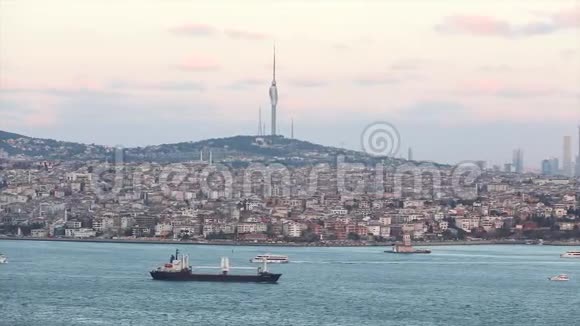 电视塔在伊斯坦布尔通过博斯普鲁斯货船在博斯普鲁斯海峡航行伊斯坦布尔和电视视频的预览图