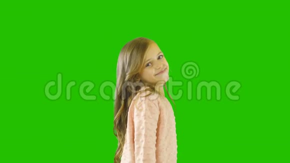 卷着卷发的小女孩站在侧面微笑着用双手展示全班同学的情绪视频的预览图
