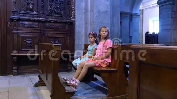 奥罗帕比利亚意大利2018年7月7日孩子们坐在天主教的老教堂的长凳上看墙上的画视频的预览图