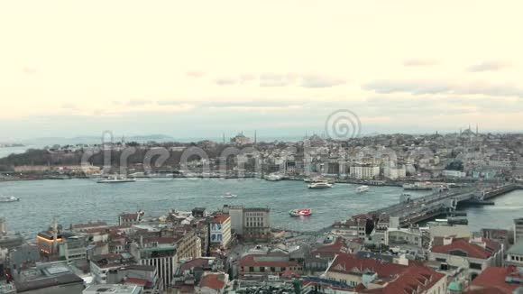 从加拉塔塔俯瞰伊斯坦布尔全景从加拉塔塔蓝色清真寺加拉塔俯瞰伊斯坦布尔视频的预览图