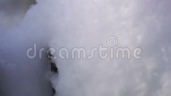 两颗情人节的羊毛心在冬天洁白的雪上慢动作视频的预览图