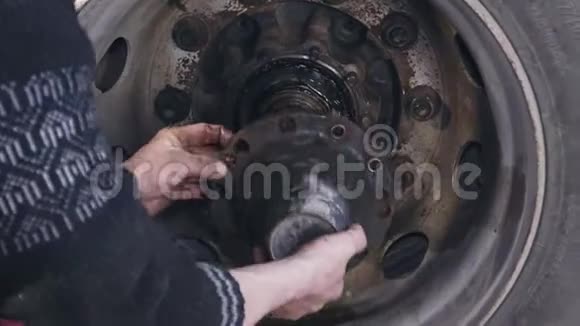 修理卡车轮子的技工视频的预览图