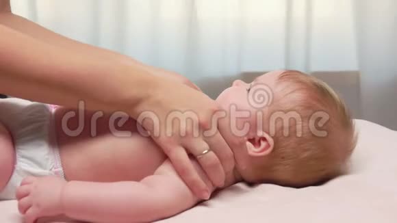 妈妈给宝宝按摩肚子视频的预览图