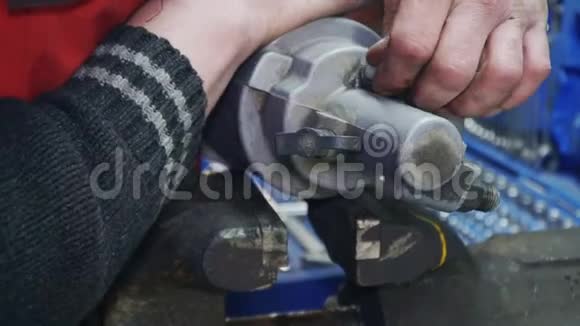 一名机械师在骨折后用手修理汽车的一个部件视频的预览图