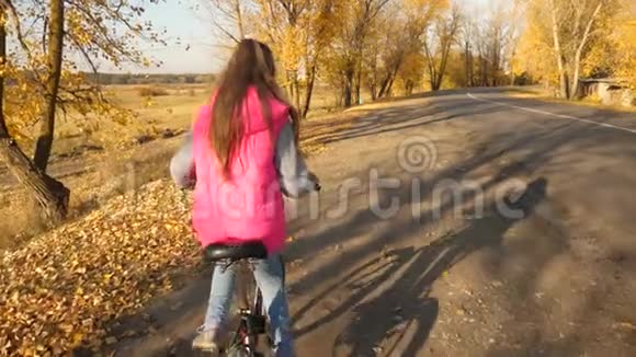 秋天学骑自行车的女孩视频的预览图