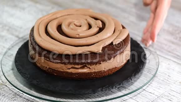 用奶油巧克力海绵蛋糕覆盖的糕点巧克力蛋糕做蛋糕糕点包里的奶油视频的预览图