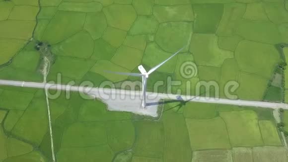 从无人驾驶飞机上看到绿场上的风力涡轮机替代自然资源和生态保护绿色风电场视频的预览图