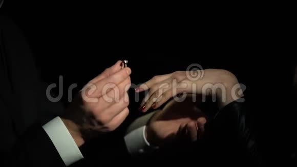 男人戴着订婚戒指戴在女人的手指上求婚求婚恋爱视频的预览图