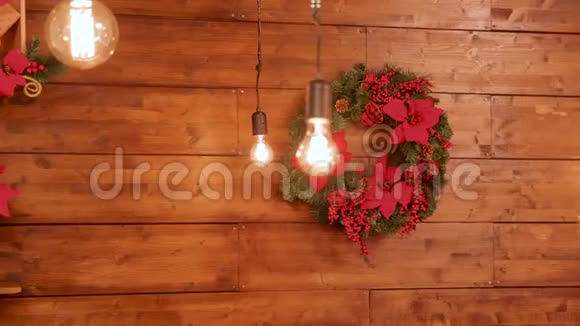 木制墙上的圣诞花环视频的预览图