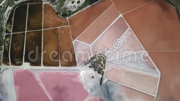 地球的线无人机垂直透视地面的颜色和形状西班牙马洛卡芝麻盐公寓视频的预览图