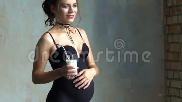 孕妇手里拿着一杯牛奶慢动作视频的预览图