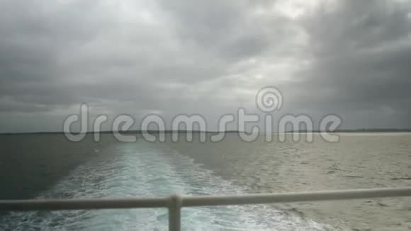 大海从一艘船上醒来视频的预览图