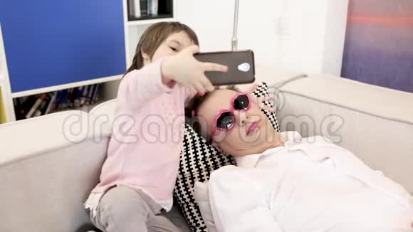 小女儿和熟睡的父亲自拍视频的预览图