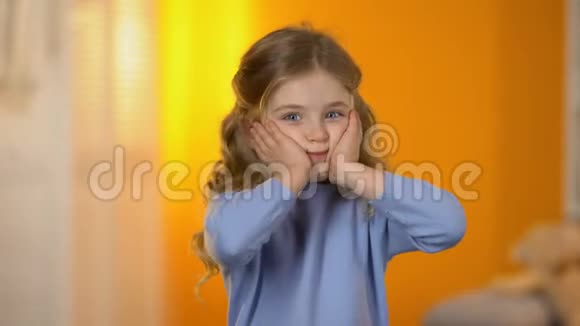 可爱的小公主玩和制作有趣的脸对相机健康的孩子视频的预览图
