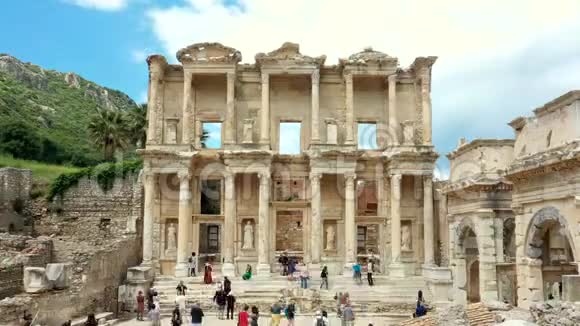 在多云的天空中以弗所古城遗址中的塞勒斯图书馆的时间流逝伊兹密尔著名的旅游胜地视频的预览图