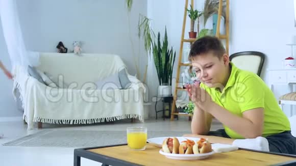 小男孩吃热狗的背景是一个正在做运动的女孩视频的预览图