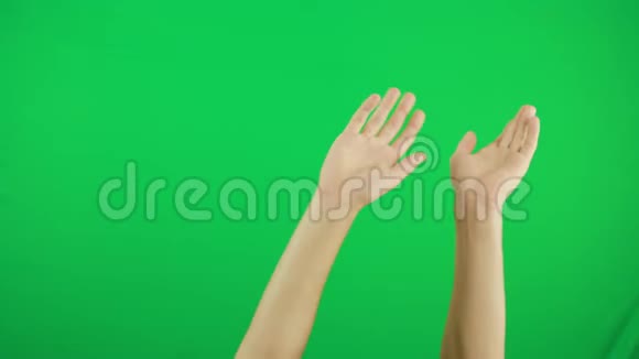 男人的双手在绿色的背景上拍打手指视频的预览图