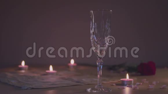 在慢动作的杯子里喝香槟浪漫的场景视频的预览图