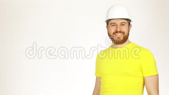 英俊的微笑建筑工程师或黄色T恤建筑师的肖像视频的预览图