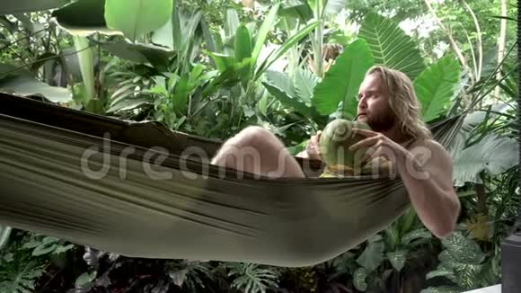 一个男人用椰子在吊床上休息视频的预览图