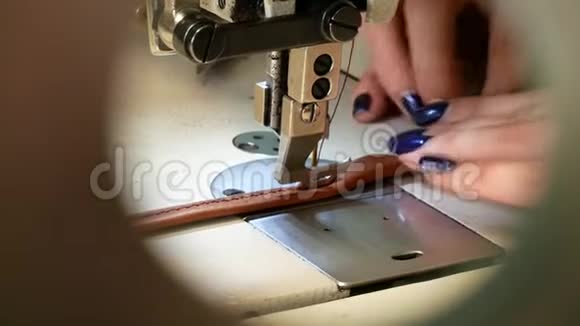 缝纫车间缝皮带女人操作缝纫机奴隶工作概念视频的预览图