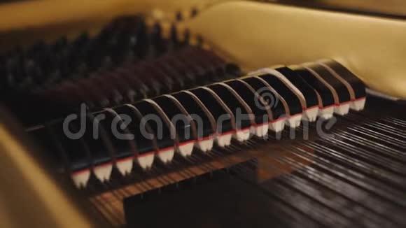 钢琴锤弹琴键特写音乐背景视频的预览图