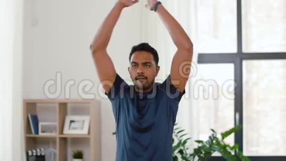印度男人在家做跳跃运动视频的预览图